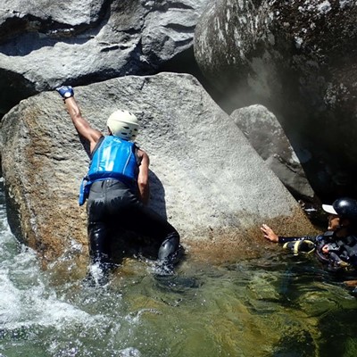 無駄に岩に登るのだ！