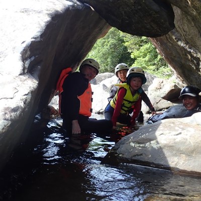 岩のトンネルを抜けて進むのだ！