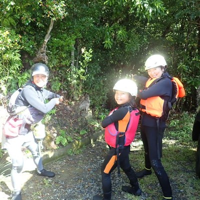 ライフジャケットにウェットスーツ、沢足袋にヘルメット